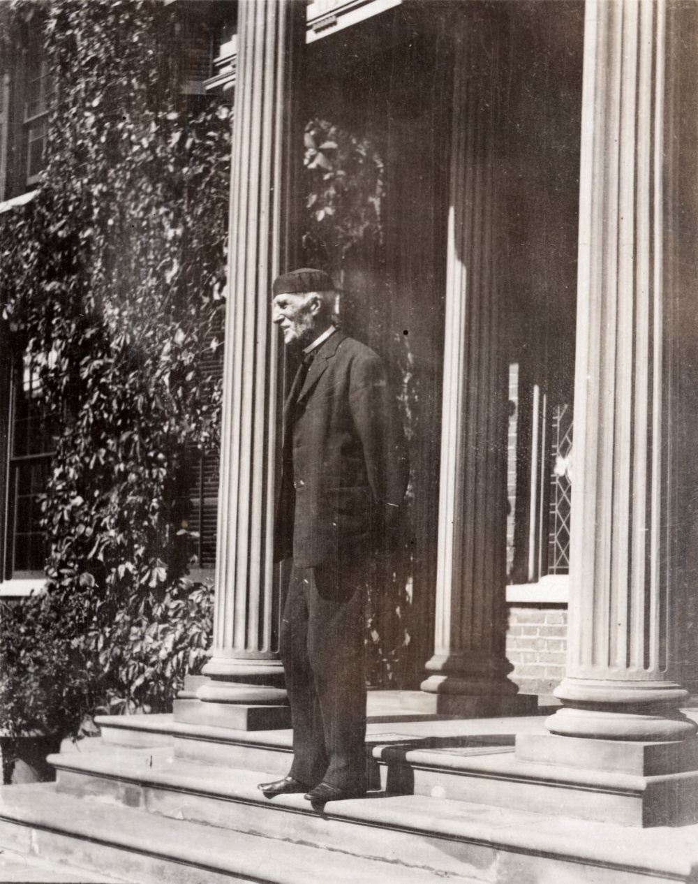 1907 Goldwin Smith on the steps of The Grange